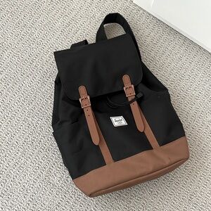 Herschel Retreat Small - Black, Eco Edition (Leather Free) - 17L